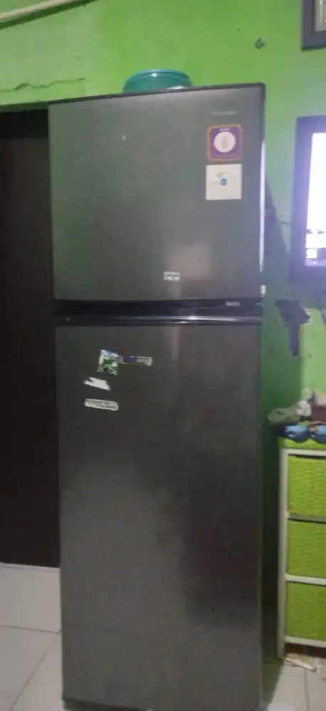 Kulkas dua pintu merek Sharp ukuran jumbo