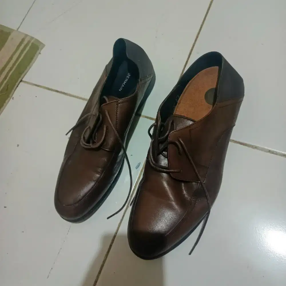 Sepatu pantovel merk obermain