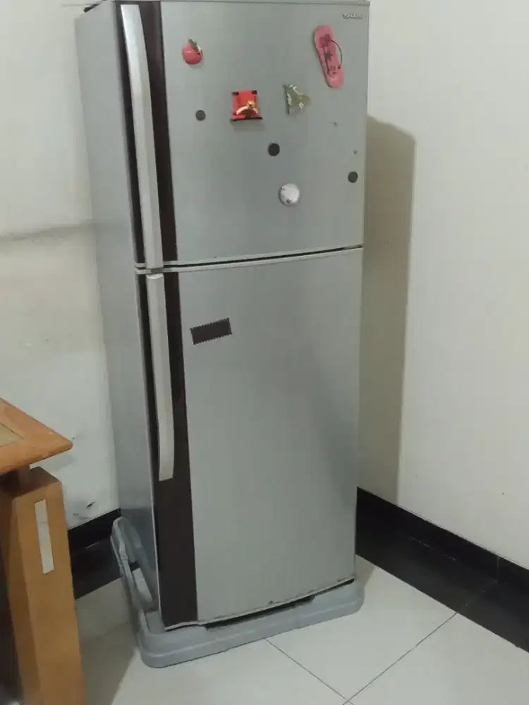 Dijual cepat kulkas SHARP 2 pintu