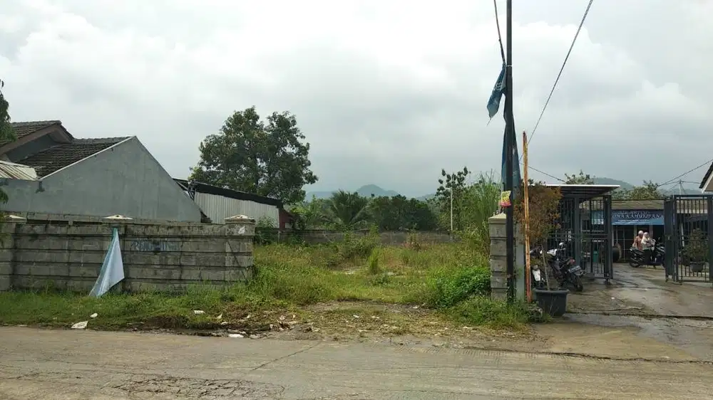 Tanah kosong 300 m di Kompleks Perumahan di Sewakan Murah