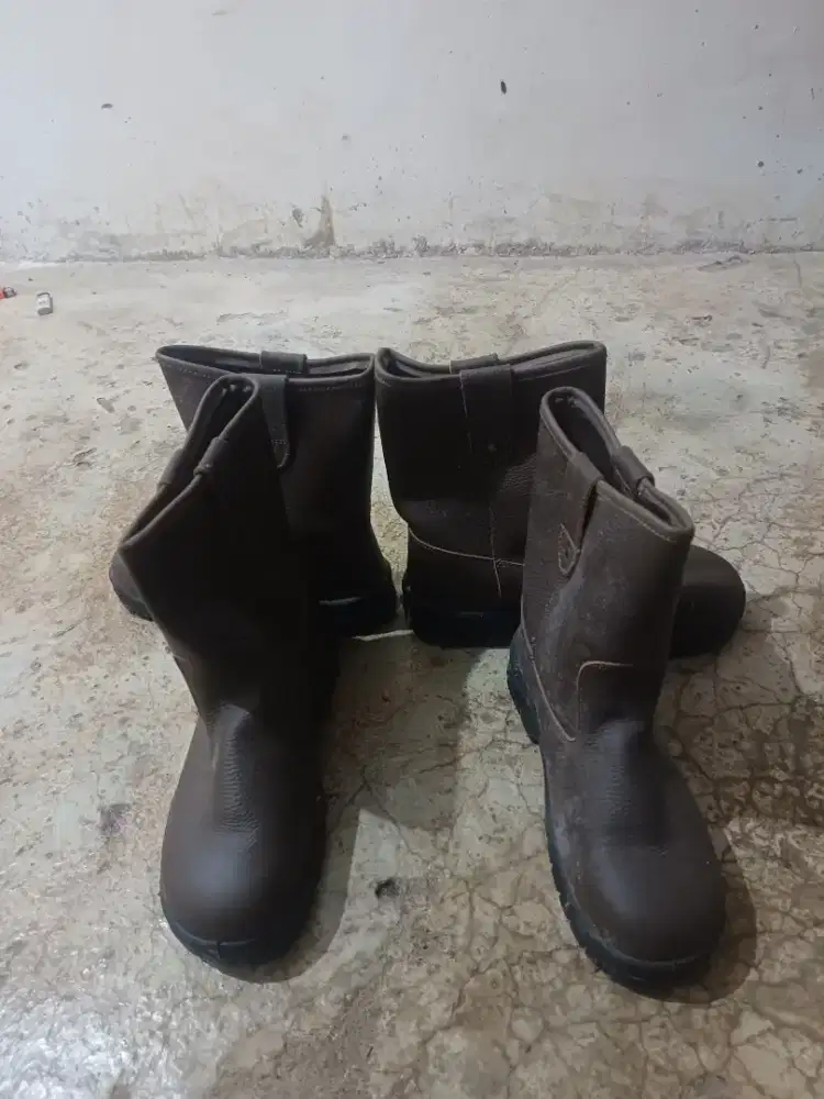 Sepatu safety tambang