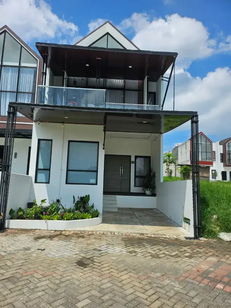 Dijual Cepat Villa Baru Perabotan lengkap View Pegunungan di Kota Batu