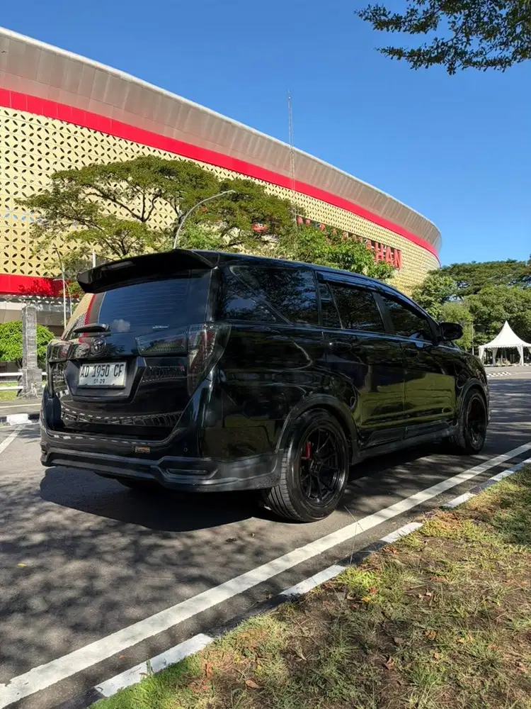 Innova Reborn 2021 2.4 AD V up Venturer Diesel Matic Hitam