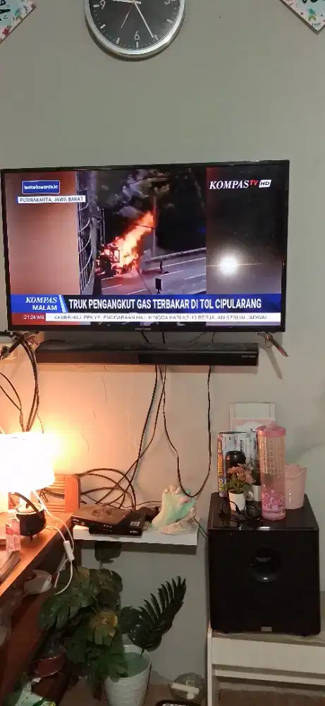 TV Politron 40 inch satu set berikut speaker
