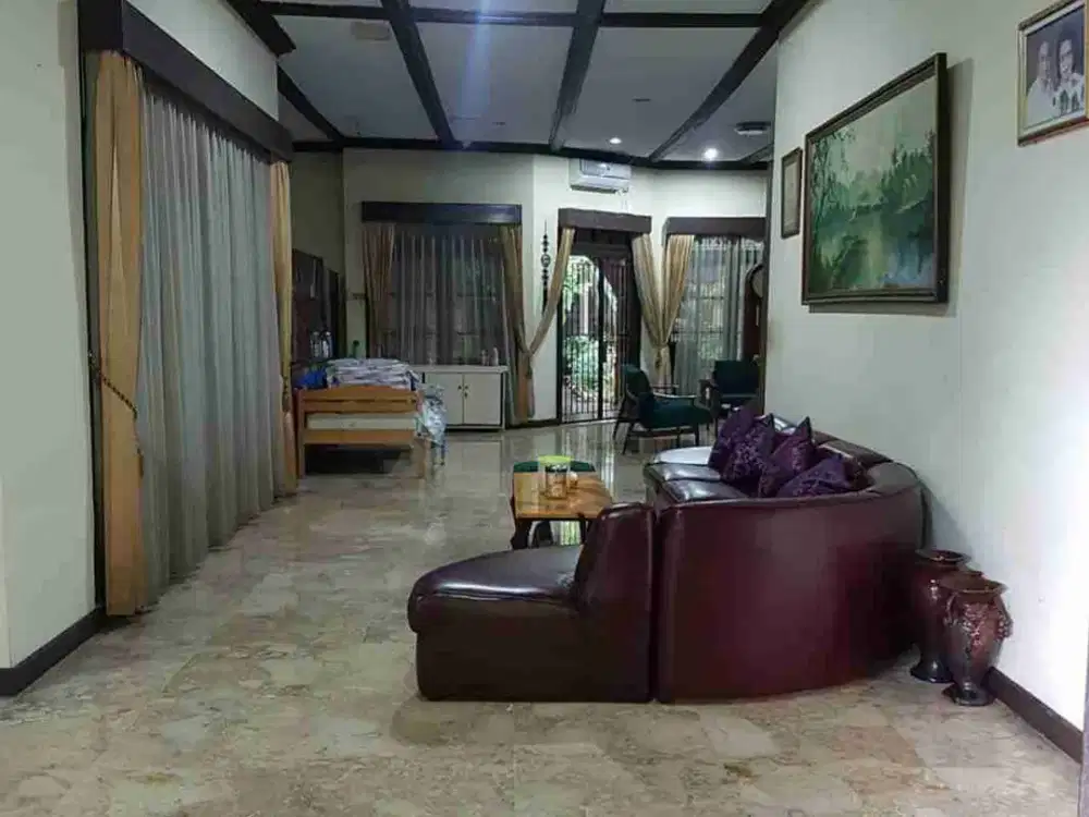 Rumah Halaman Luas di Jalan Kesehatan Bintaro Jakarta Selatan