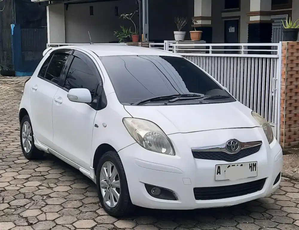 Dijual Yaris type E MT th 2011 Pjk jln srt lengkap Istimewa n Murah