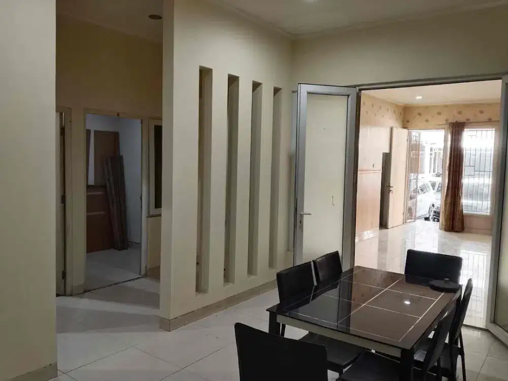Rumah 2 lantai bersih rapi hadap selatan furnish siap huni di imperial gading