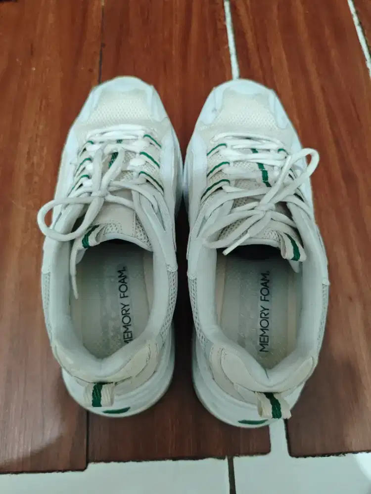 Sepatu preloved