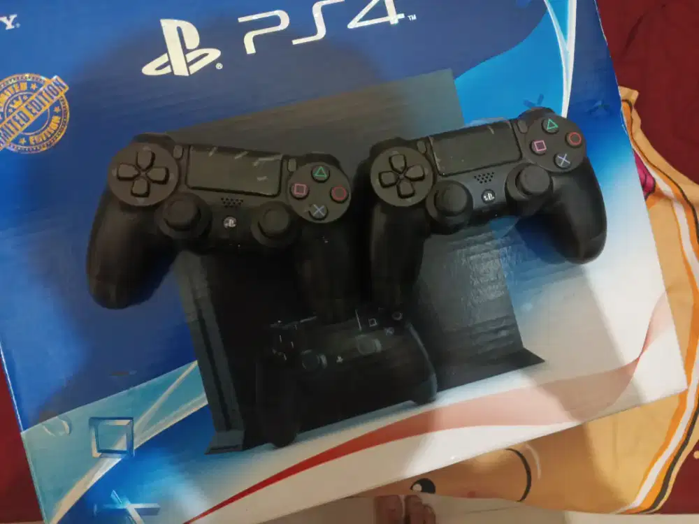 PS 4 memori 500 GB fat sudah isi game mulus siap pakai