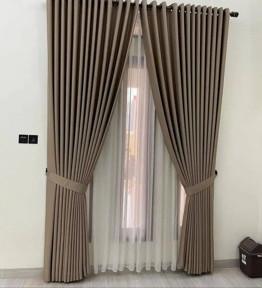 Gorden Vitrase Sekat Ruangan Klinik Roller Vertikal Blinds Krey Kayu