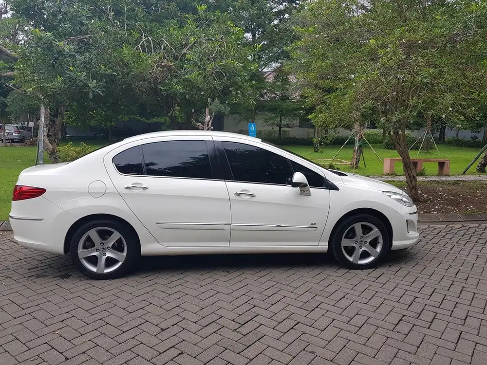 Di jual Peugeot 408 kondisi terawat - service record Astra