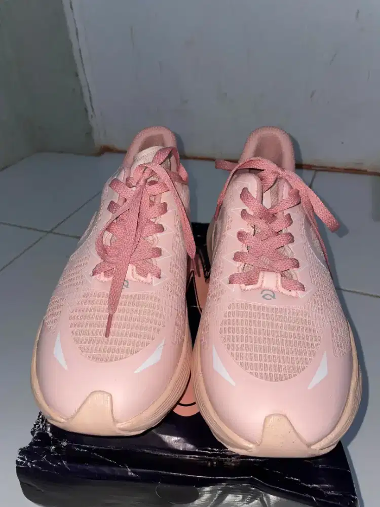 Dijual Sepatu Running Q29 brand lokal (warna peach) Uk. 40 Size Cewek