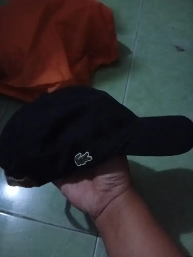 topi lacoste warna hitam