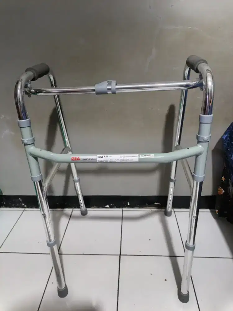 Tongkat bantu jalan/walker