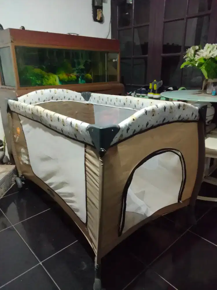 Tempat tidur bayi