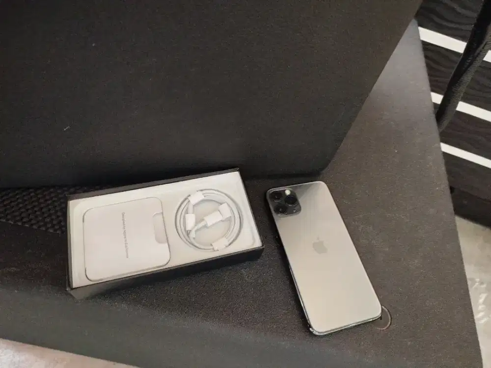 iPhone 11 pro max 512gb sebagai baru