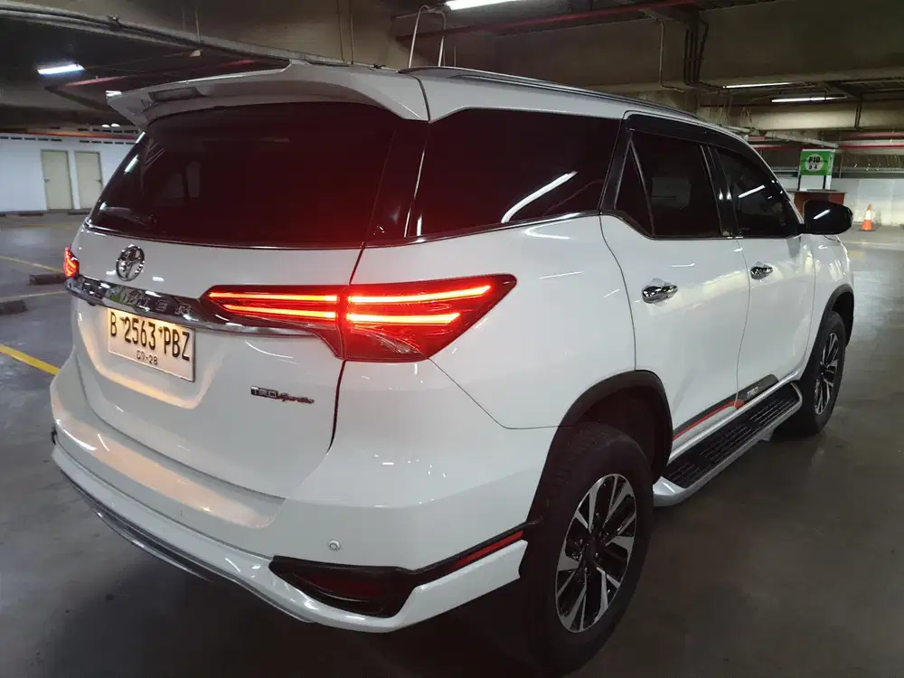 Toyota Fortuner VRZ A/T 2018 TRD Sportivo Putih Tangan 1 Low KM Mulus