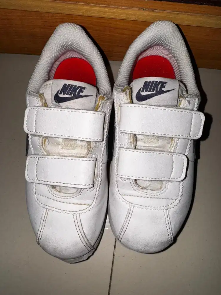 Sepatu anak nike
