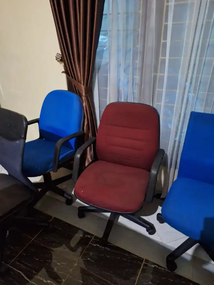 Segala macam kursi kantor dan futura