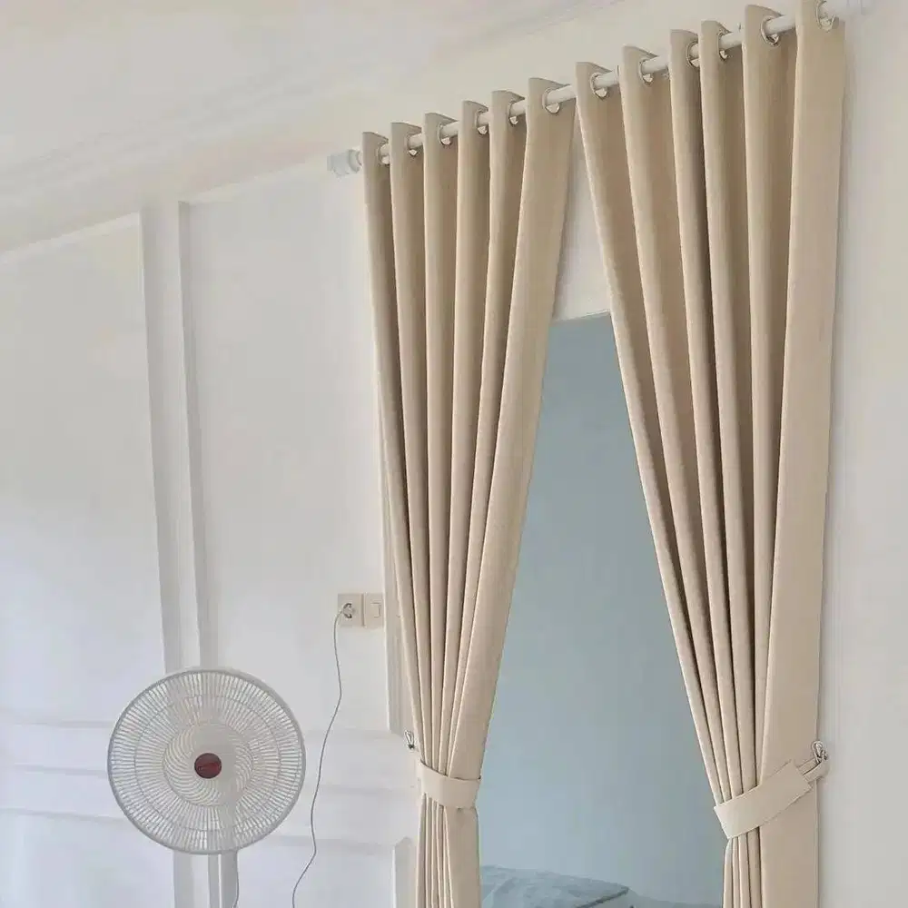 Gorden Vitrase Sekat Ruangan Klinik Roller Vertikal Blinds Krey Kayu