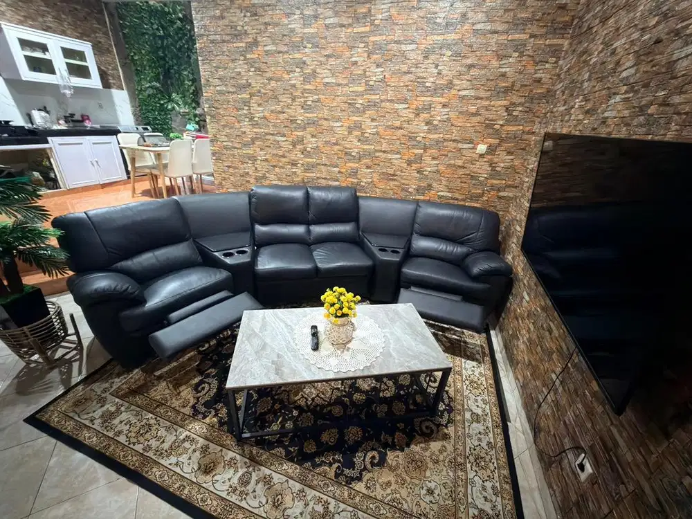 Sofa recliner seperti di bioskop ada tempat minum nya