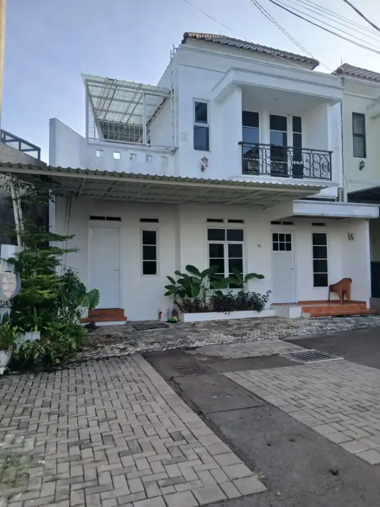 Rumah Putih Mewah dalam Cluster Villa Amarilis di Beji, Depok