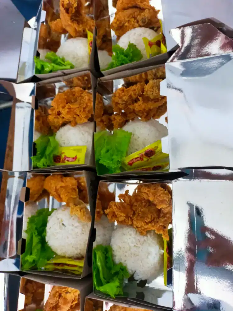Pegawai kerja warung ayam geprek kentaki