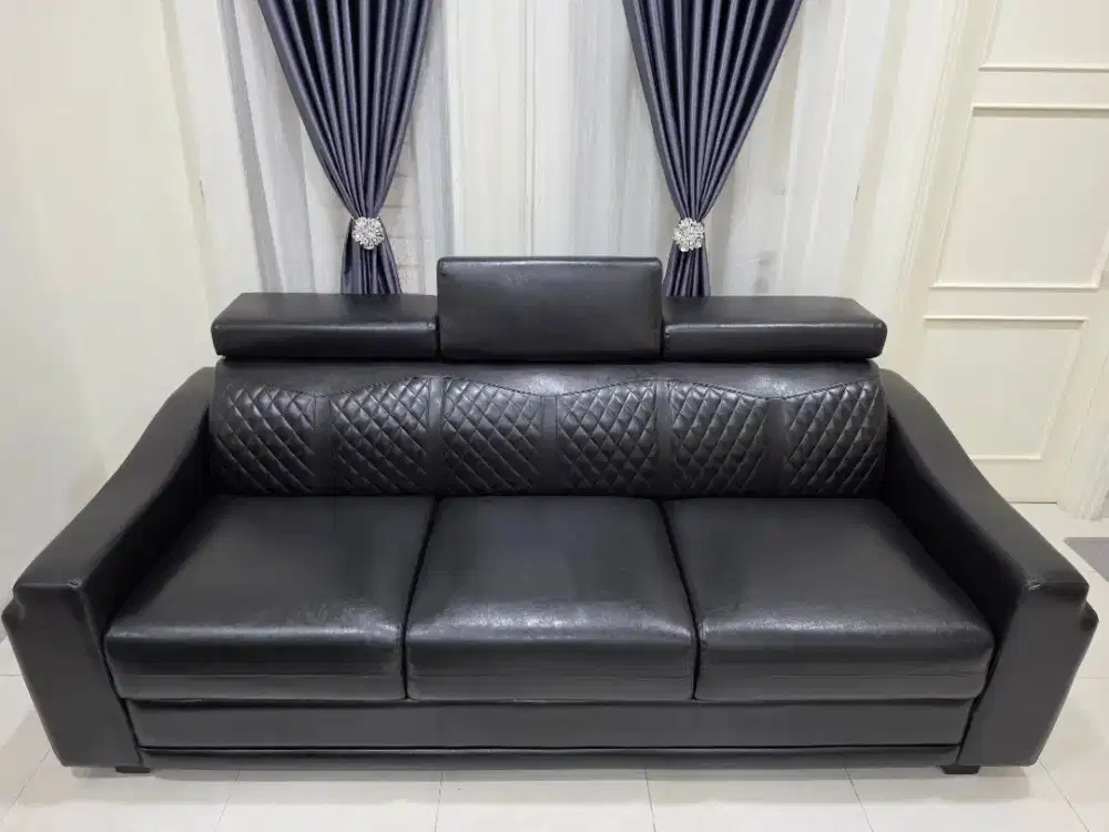 Sofa hitam 3 seater dan 2 seater masih bagus