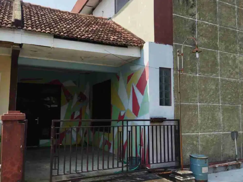 Rumah lantai 2, luas tanah 94 m2, lb 115 m2, kt 3, km 2, garasi, R.kel, R.mkn, dapur, tempat jemuran, air sumur Sanyo, sukoharjo kota