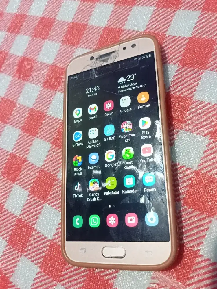 Samsung j7 pro ram 3/32gb minus lcd retak sesuai photo,msh bisa dipake
