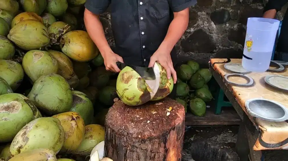 Jualan es kelapa