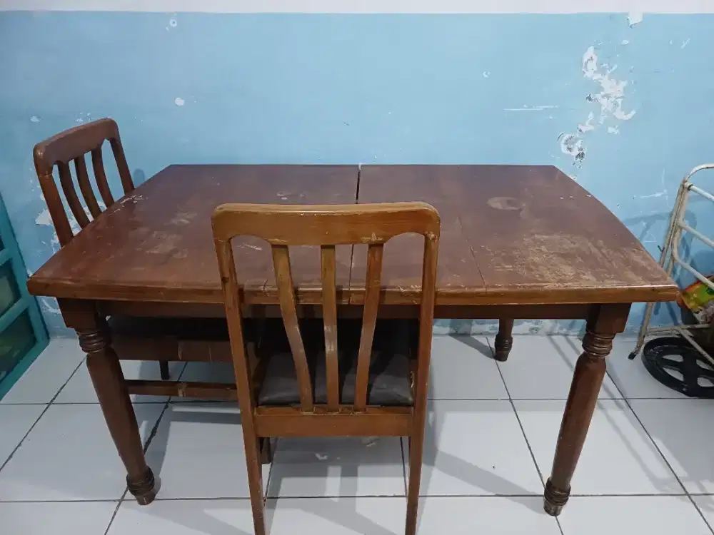 Meja makan kayu