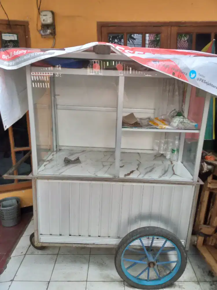 Gerobak dorong bekas jualan nasi uduk