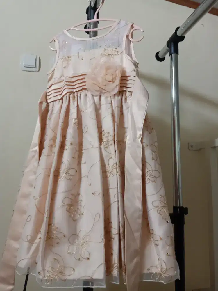Gaun dres pesta anak