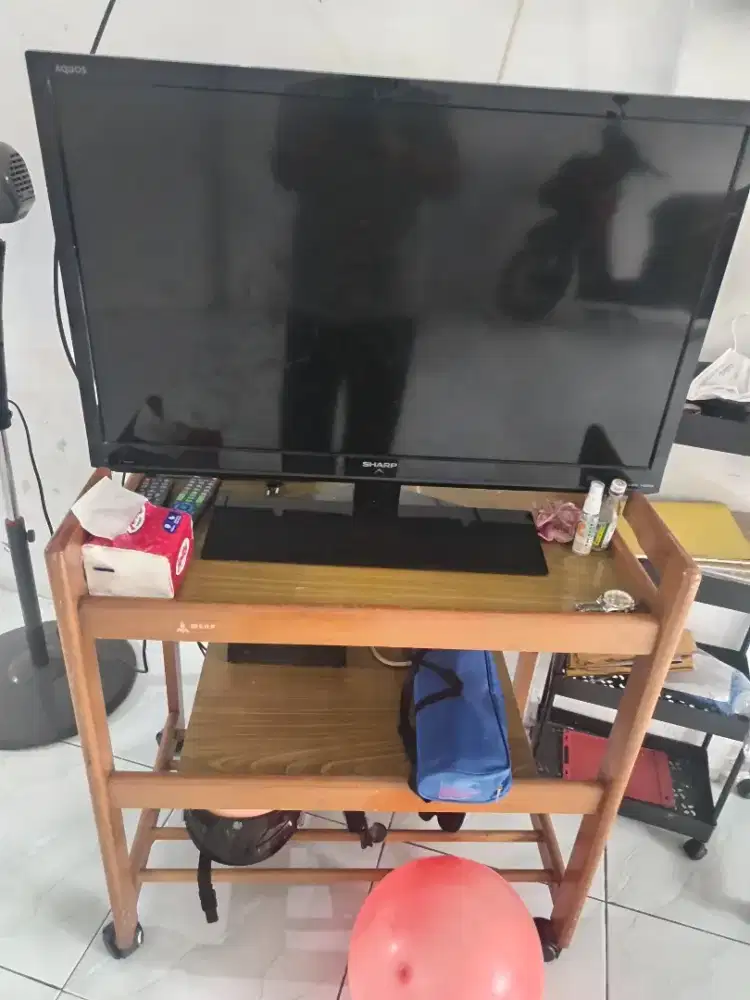 Tv led sharp 32inci dan rak nya terbuat dari kayu jati ori