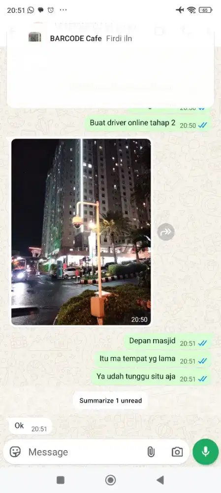 Kurir Bagian antar makanan di area apartement dan helper dapur