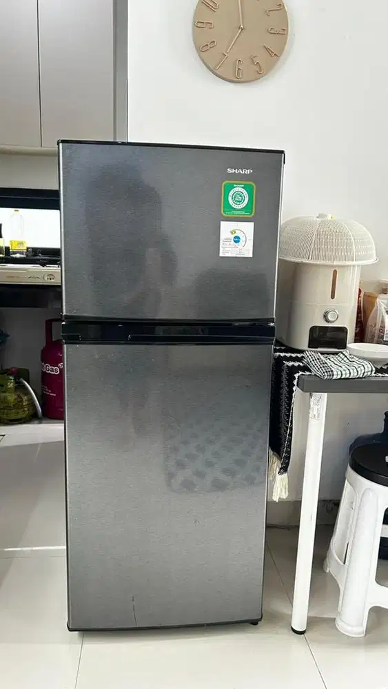 Kulkas Sharp 2 Pintu Mulus, Dingin Normal, Siap Pakai!