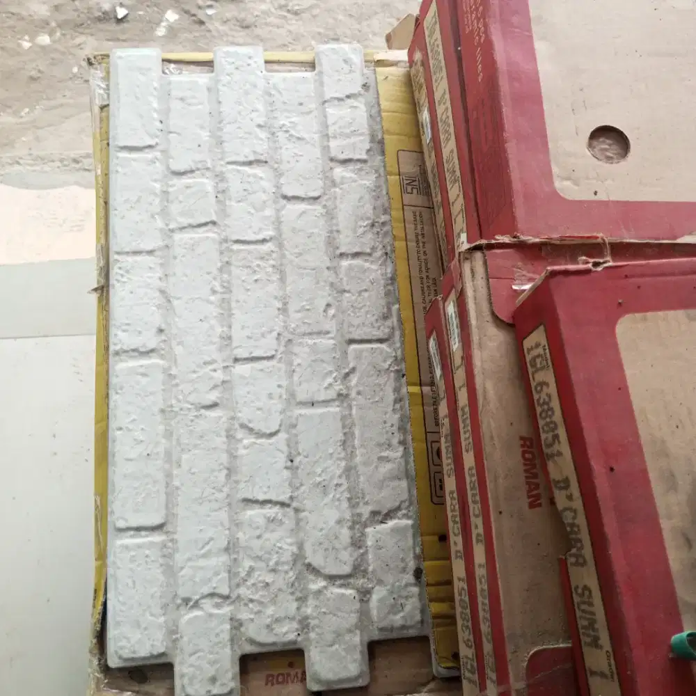 Interlock keramik dinding
