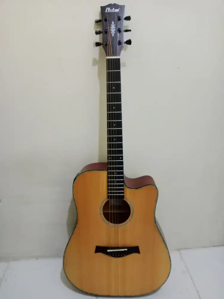 Dijual gitar kondisi seperti baru