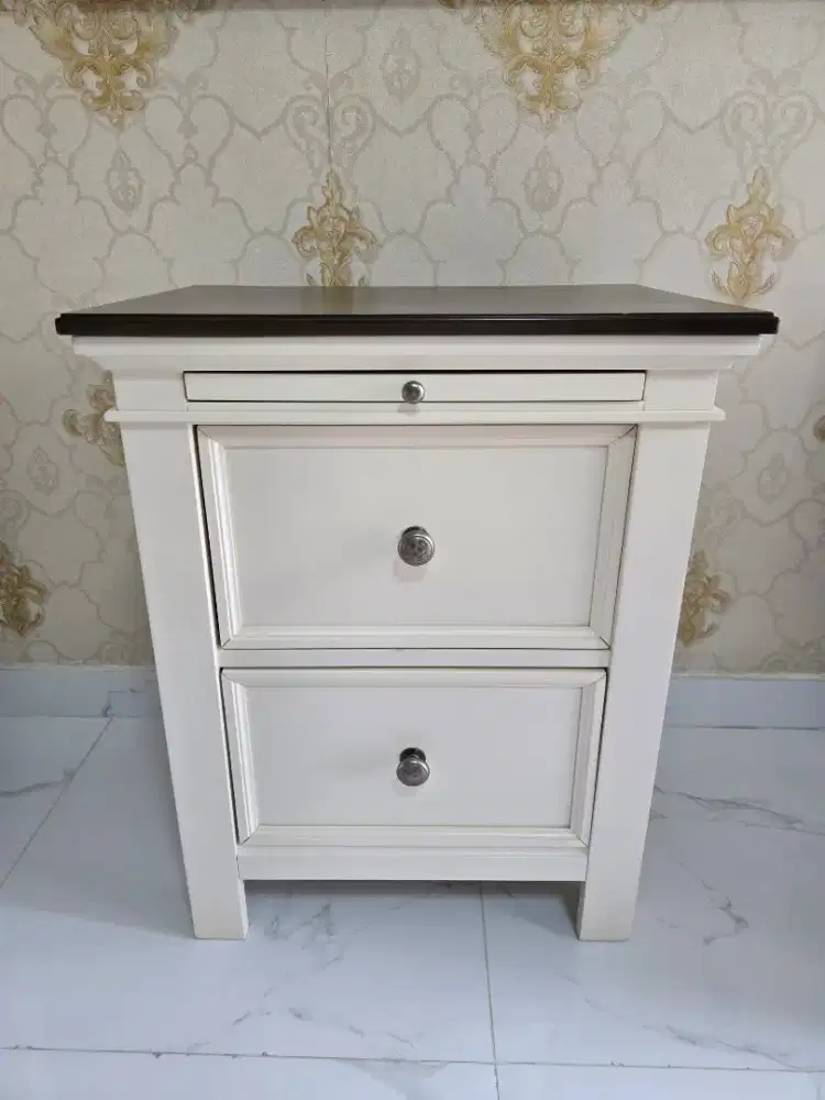 1 Pasang Meja Samping Nakas Ashley Woodonville 2 Night Stand B5623-92