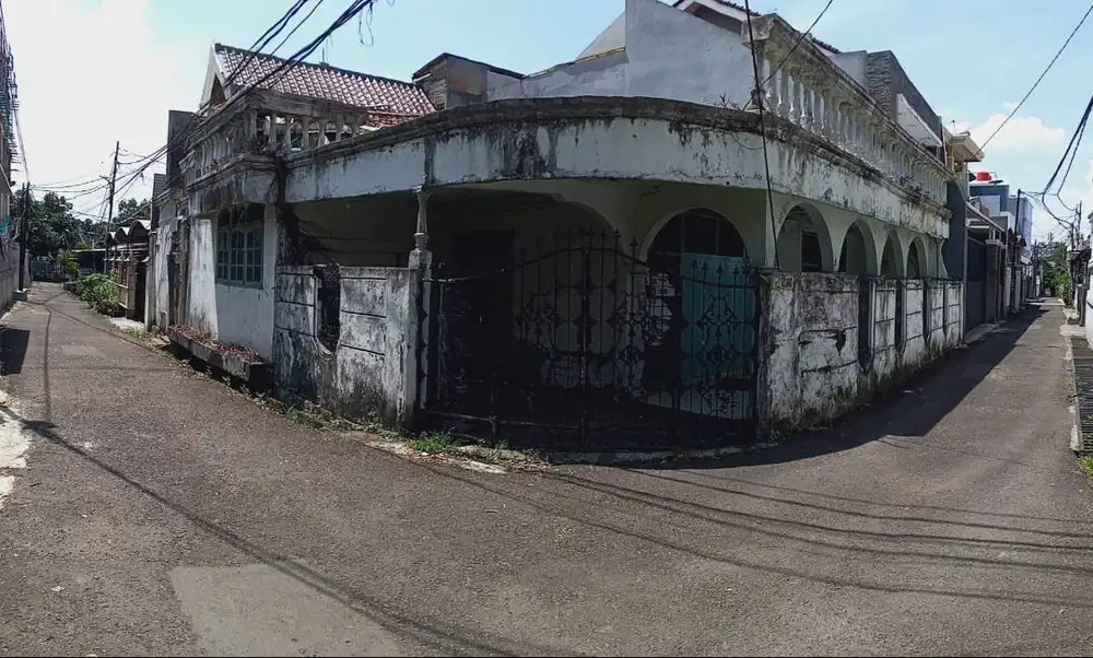 Dijual Rumah di HOEK dihitung Tanahnya Saja di lokasi Strategis