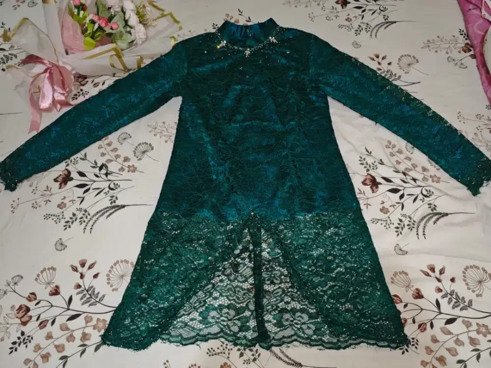 Emerald Elegance - Kebaya