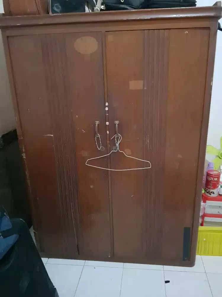 Dijual lemari pakaian besar 2 pintu, full jati tua