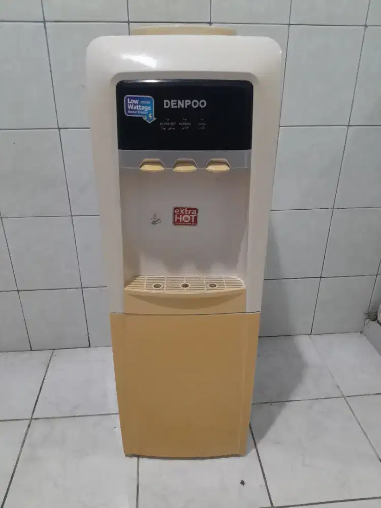 Dispenser  merk Denpoo galon atas.