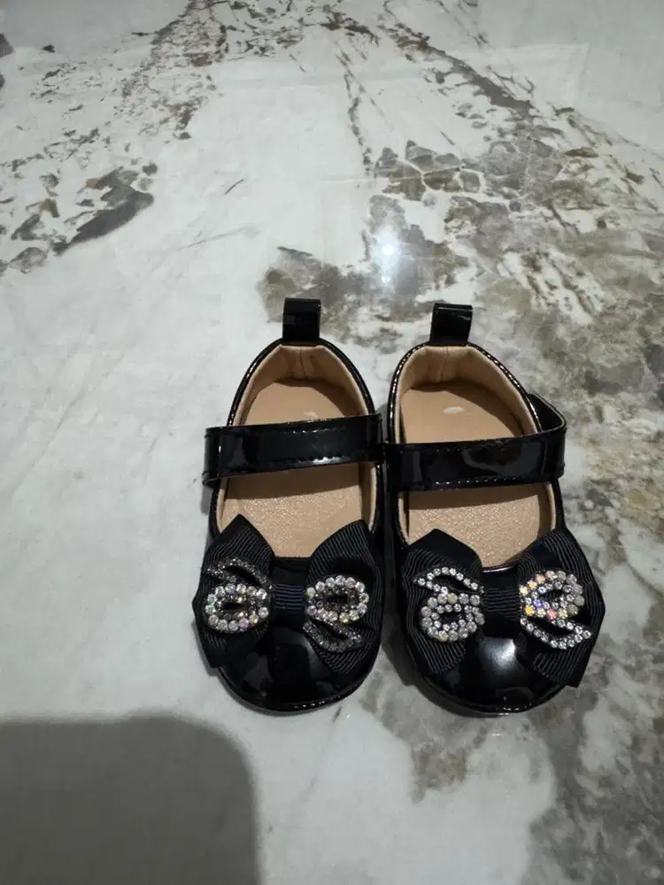 Minat sepatu bayi masih baru