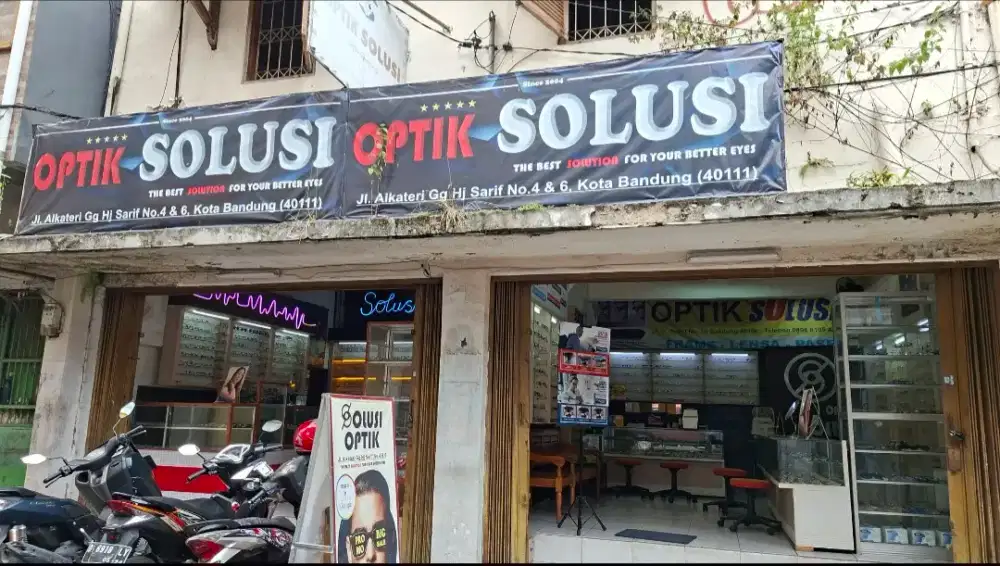 DIBUTUHKAN KARYAWATI UNTUK MENJAGA TOKO KACAMATA
