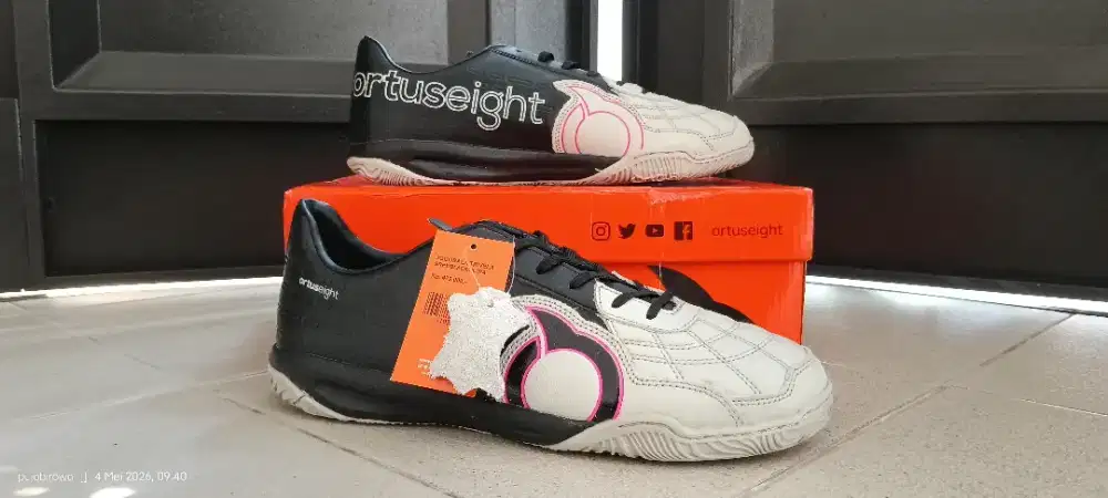 Sepatu futsal size 42