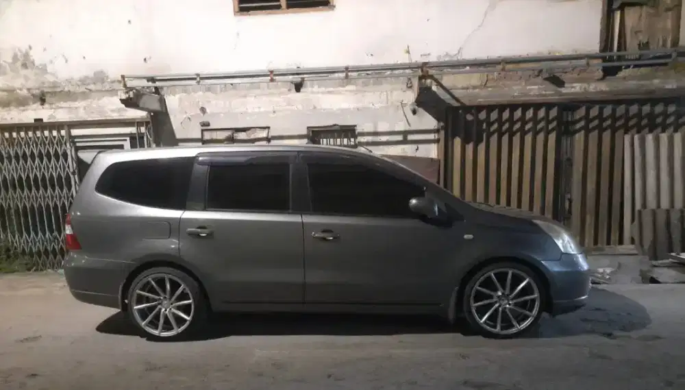 Nissan grand livina