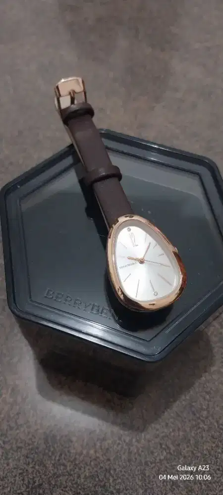 PL preloved Berrybenka Sofia Unarra Triangle Jam Tangan clasic