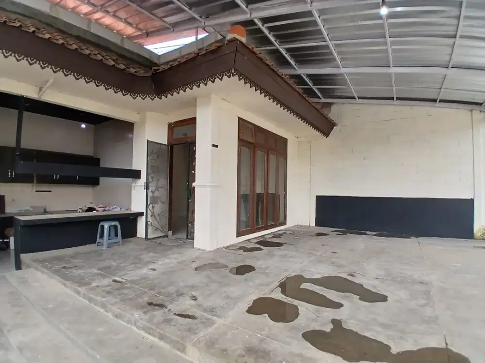 Disewakan rumah di jalan poncol antara jl rs fatmawati dan  ke pd indah bisa untuk dijadikan kantor atau restauran